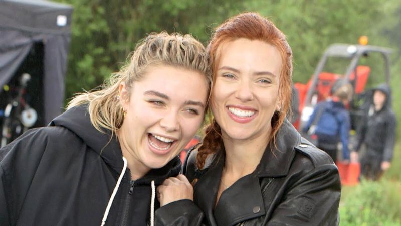 Scarlett ja Florence laulavad ja tantsisid sageli võtteplatsil koos ning muutsid selle suureks hämmastavaks tantsupeoks.