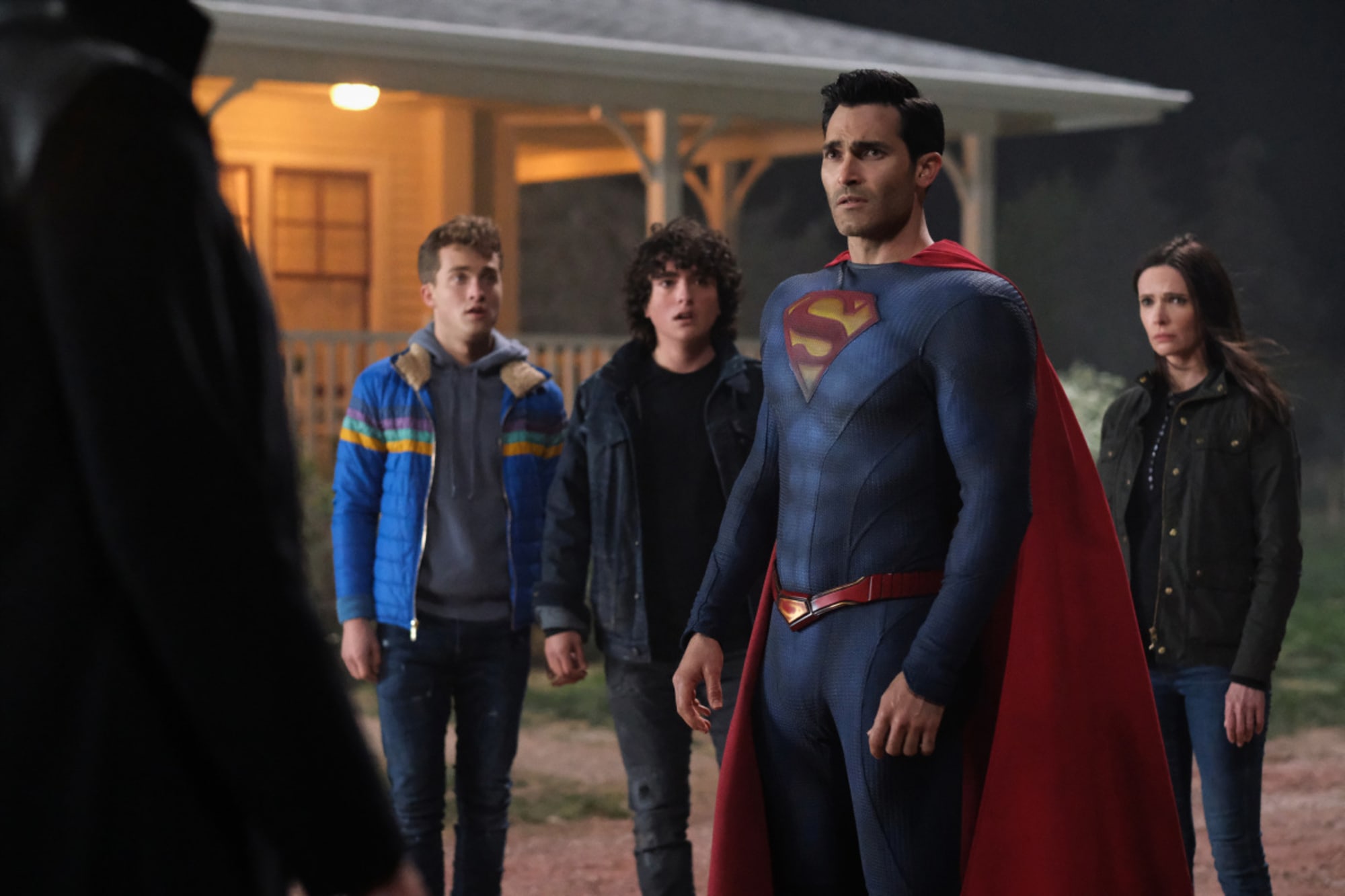 1. Hans forhold til sønnen: Supermann har bare én sønn i tegneserien. I showet har han imidlertid to, og bare en av dem har krefter. Superman prøver å balansere å redde verden og oppdra sønnene sine, trene dem, lære dem hvordan de skal være og være en god far for dem begge. Han instruerer dem begge og prøver sitt beste for å holde dem unna problemer.