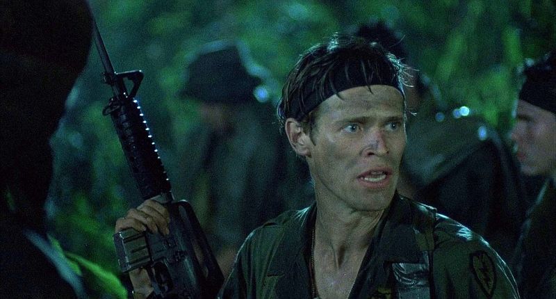 1. A Platoon (1986) egy film a háborús időkről. A főszereplő a szakasza konfliktusaiban találja magát megfeszítve. Ő tud