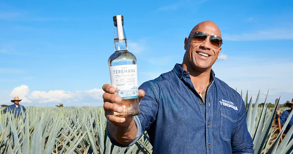 Dwayne Johnson trzyma puszkę nowego napoju energetycznego.
