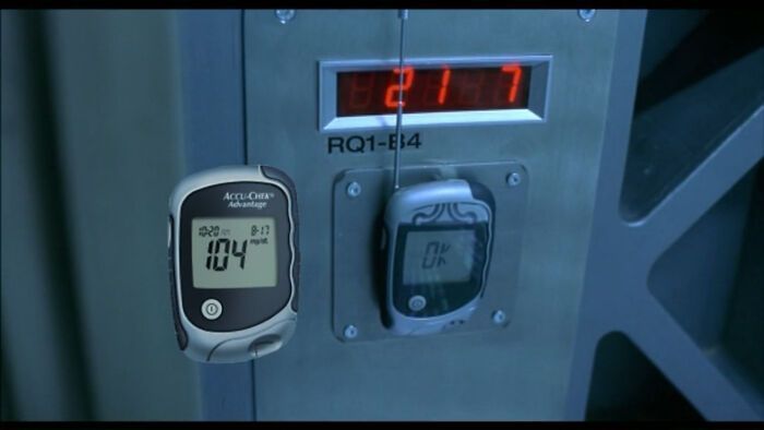 В Resident Evil (2002), предавателят, който разбива кодовете за достъп, е глюкомер с антена.