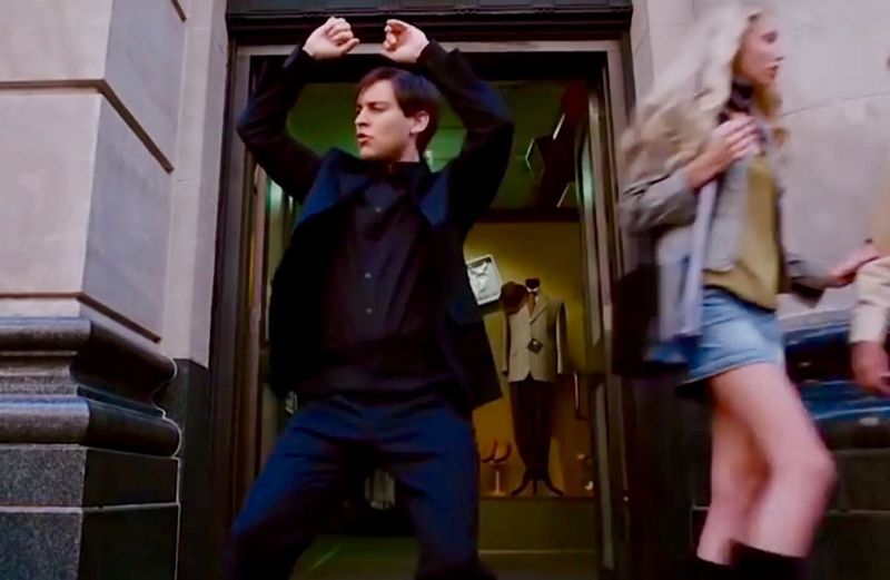 Emo Peter Parker tancujúci v Spider-Man 3
