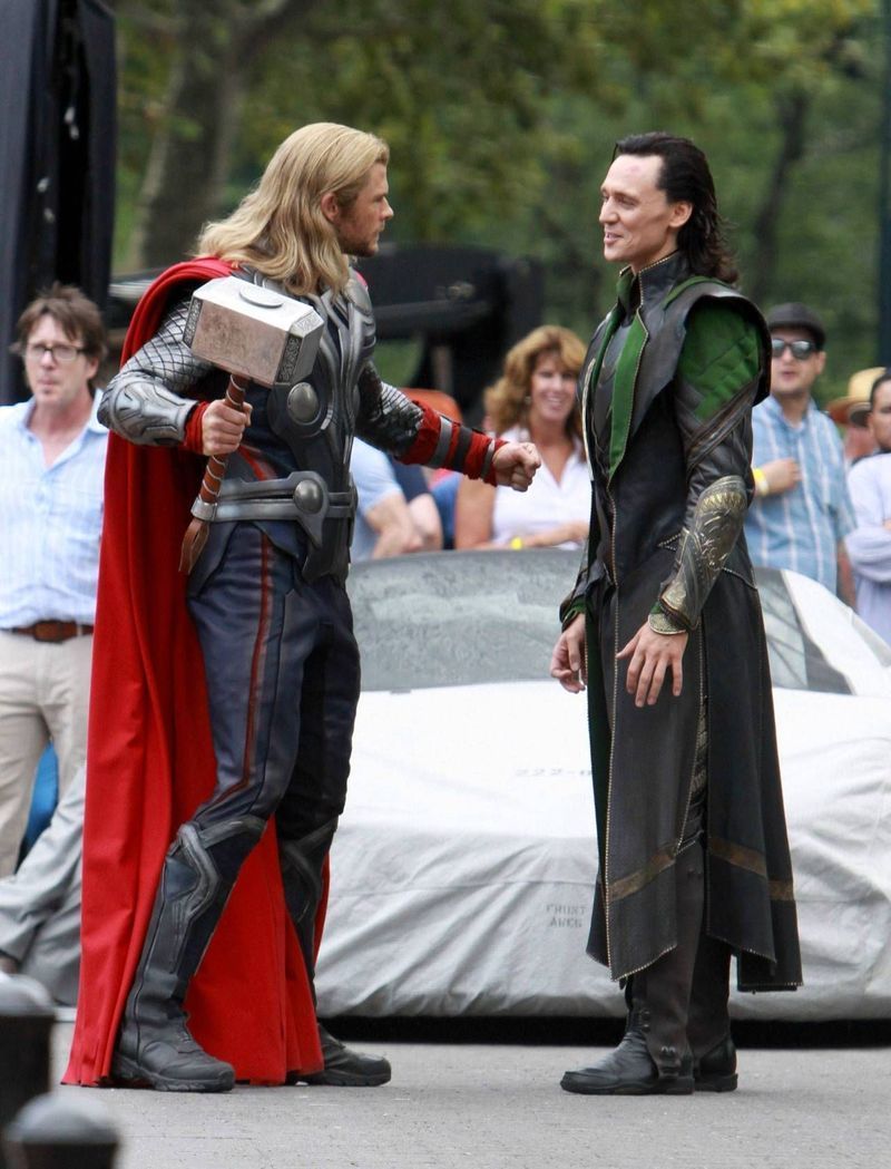 Imagem hilária dos bastidores de Loki e Thor.