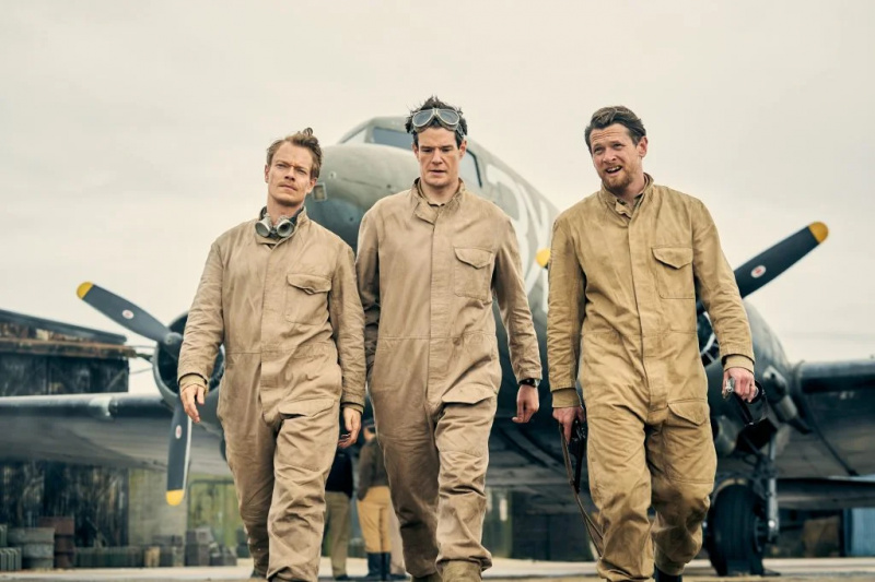 Heróis desonestos: Steven Knight, Connor Swindells, Jack O'Connell e Alfie Allen falam sobre o drama da Segunda Guerra Mundial (EXCLUSIVO)
