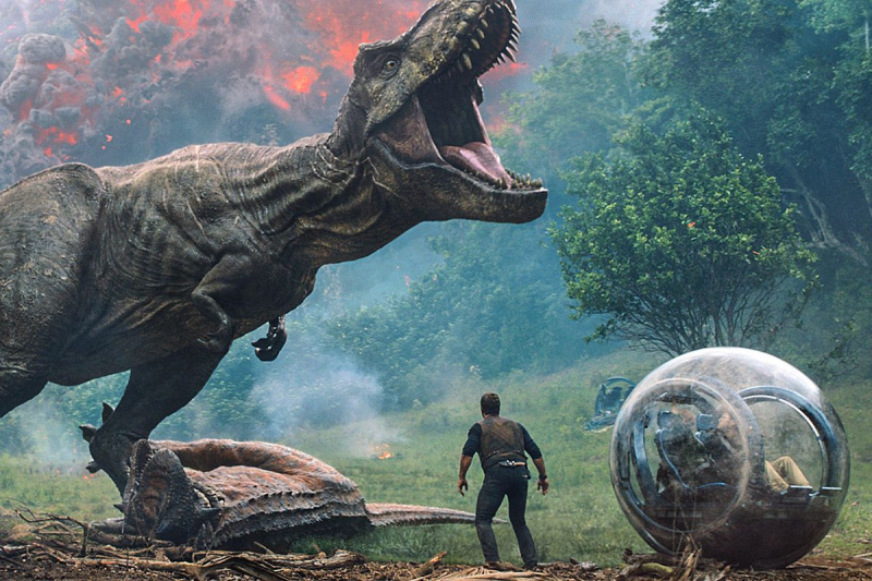   O scenă din franciza Jurassic World cu Chris Pratt și un dinozaur imaginar.