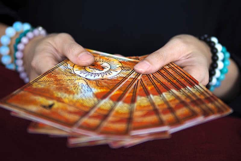 Nachrichten von geliebten Menschen erhalten, die durch das Lesen von Tarotkarten weitergegeben wurden