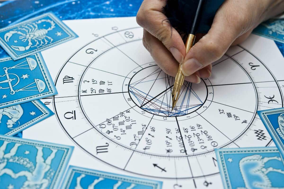 8 причини, поради които трябва да имате личен астролог