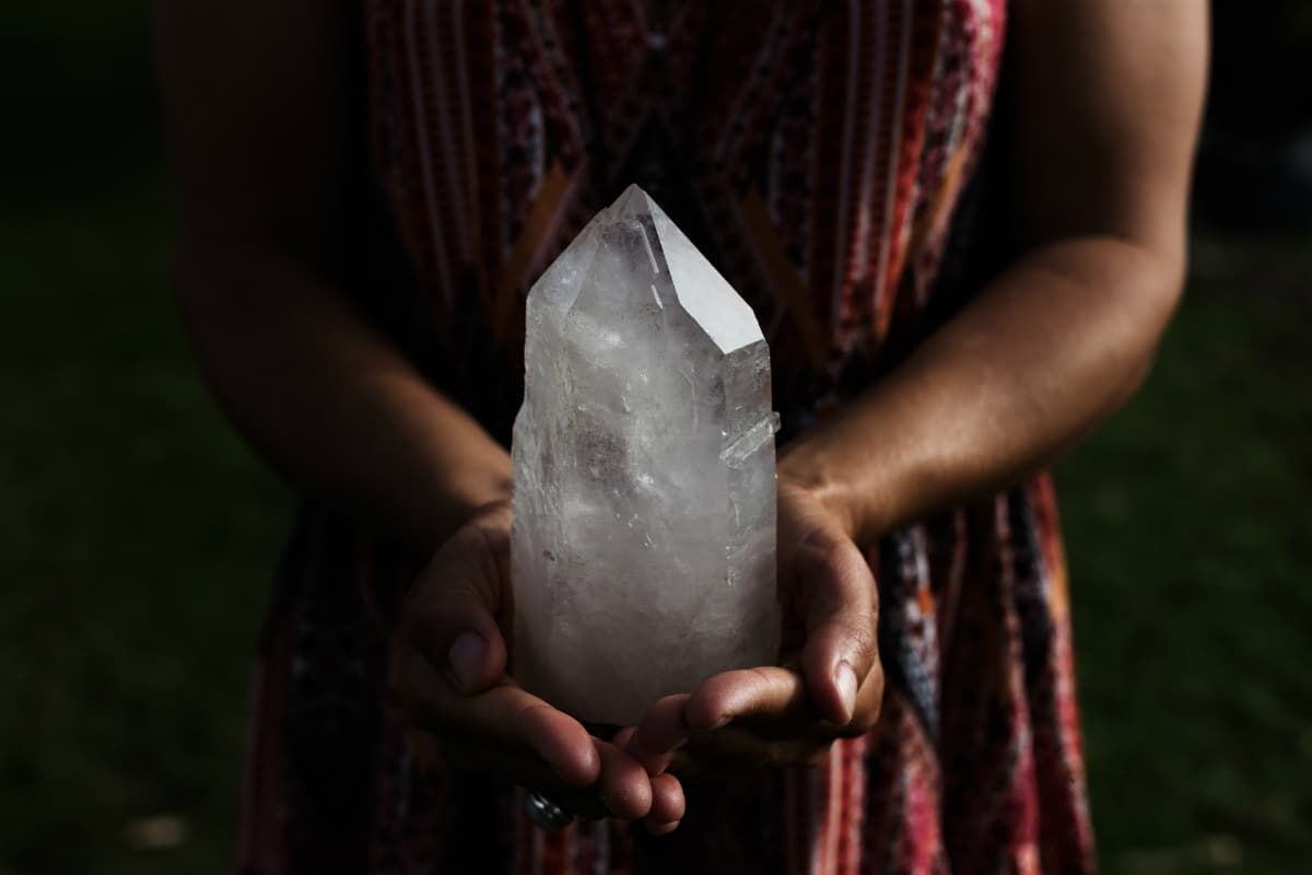Čišćenje, punjenje i ponovno punjenje vaših kristala i dragog kamenja