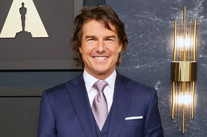 Tom Cruise는 James Gunn의 과장된 주장을 뒷받침하고 Ezra Miller의 $200M 플래시를 DCU를 되살릴 최고의 영화 중 하나로 간주합니다.