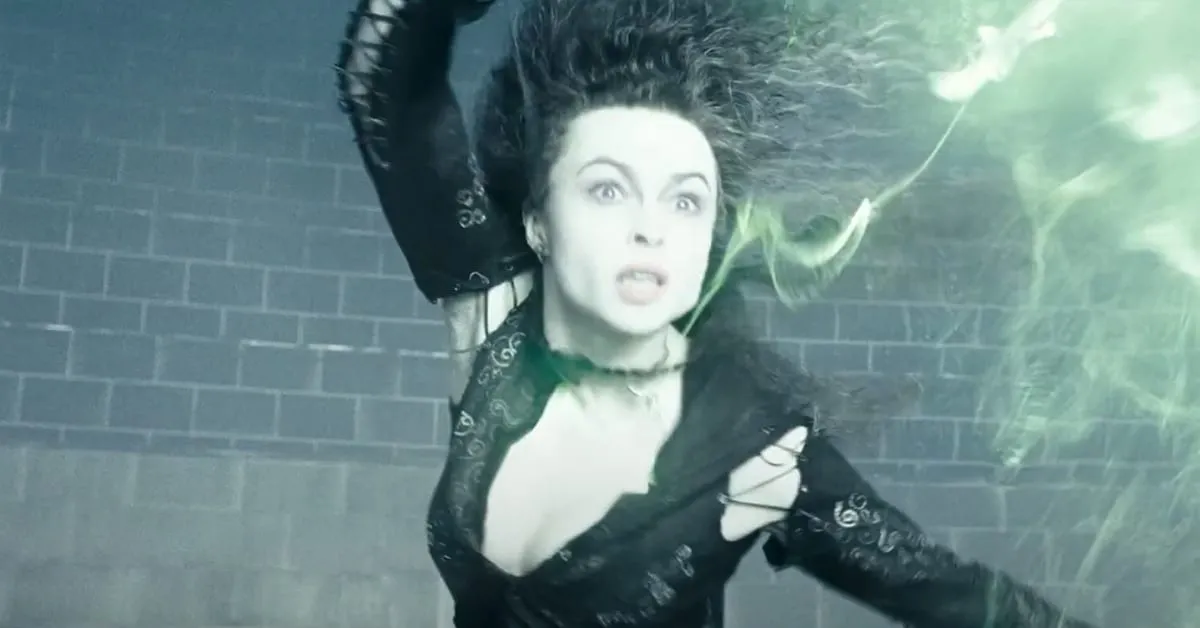 1. Bellatrix Lestrange Bellatrix bleef loyaal aan Heer Voldemort en zijn zaak, zelfs na zijn verdwijning. Ondanks dat ze werd gepakt en naar Azkaban werd verscheept, verlangde ze ernaar om zich met haar meester te herenigen. Beatrix was een meedogenloze en onverschrokken dood-eter die haar eigen nicht, Tonks, bevocht en haar neef, Sirius, vermoordde om de Profetie terug te krijgen. Bovendien beviel ze in de boeken zelfs van haar en Voldemort