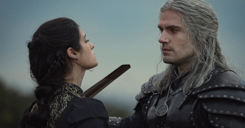   Henry Cavill en Anya Chalotra als Geralt en Yennefer in The Witcher