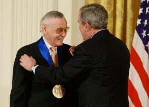 Stan Lee modtager American National Medal of Arts
