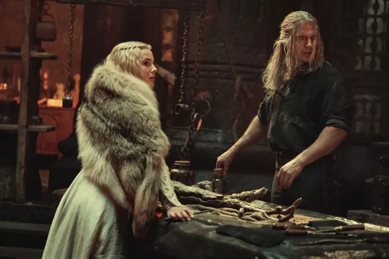   Freya Allan e Henry Cavill em The Witcher.