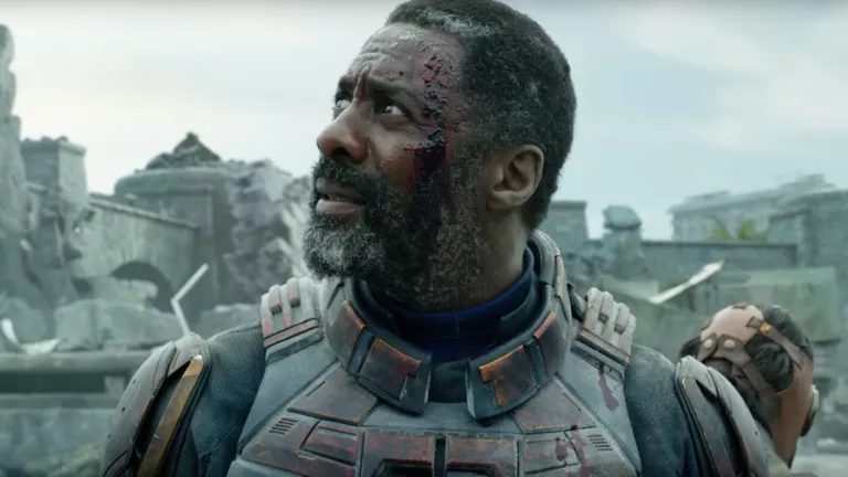   Idris Elba Bloodsportina elokuvassa The Suicide Suqad (2021).