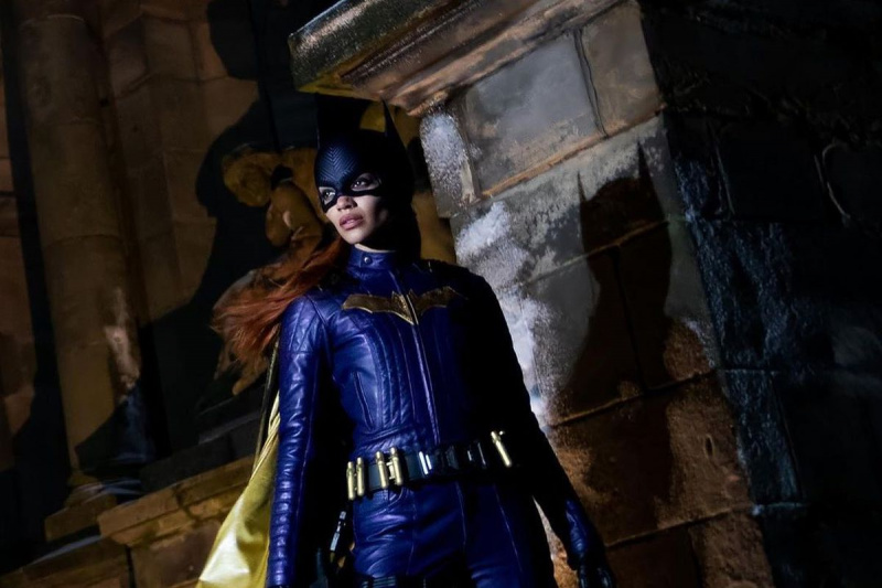 'Mikor mondják le a The Flash-t?': A WB Shelving Batgirl létrehozza az online Warzone-t, a rajongók azt állítják, hogy a DC nem fogja lemondani Ezra Millert, mert ő fehér