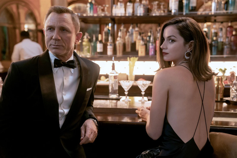   Danielis Craigas ir Ana de Armas filme „Nėra laiko mirti“ (2021).