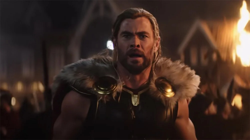   Chris Hemsworth ในบท Thor ใน Thor: Love and Thunder