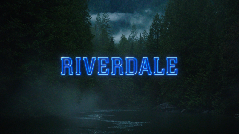„Riverdale“ žvaigždė Lili Reinhart sako, kad šou keista bučiavimosi taisyklė: be liežuvio