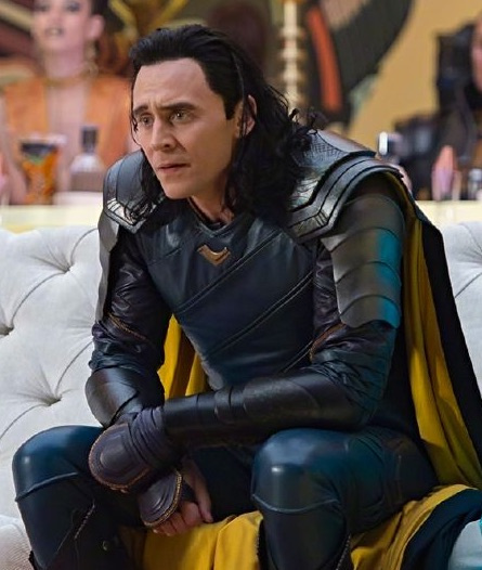   22. Asimismo, el azul en Loki.'s Sakaar look symbolizes a more "sad" Loki.