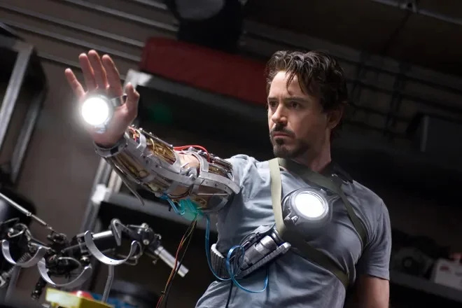   Tony Stark rolünde Robert Downey Jr.