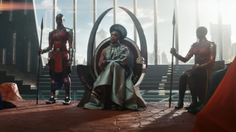   אנג'לה באסט בתור רמונדה ב-Black Panther: Wakanda Forever.