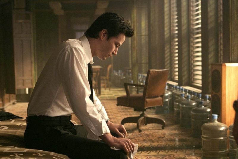 17. Costantino nel personaggio di Constantine DC che combatte le anime demoniache è stato un buon cambiamento di ritmo per Keanu. Keanu Reeves