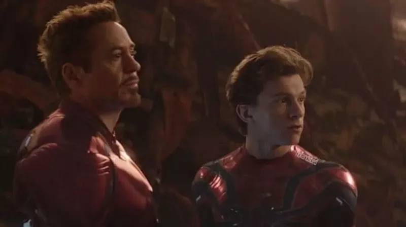   Robert Downey Jr. e Tom Holland em cena de Vingadores: Guerra Infinita