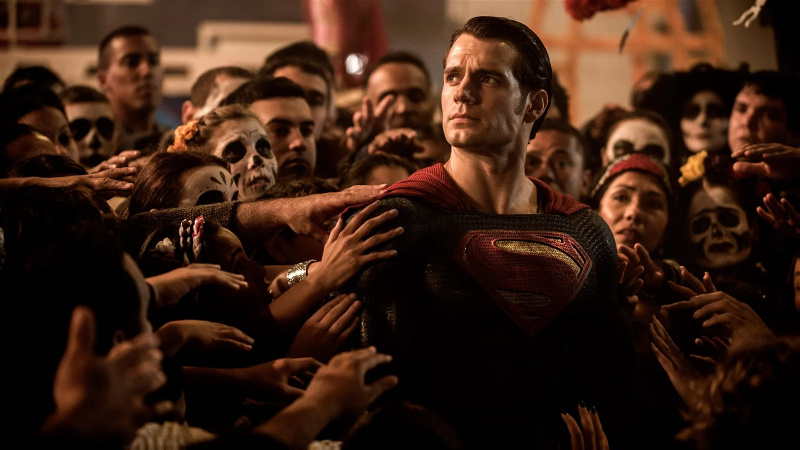 A Shazam fej nélküli Superman-kameója soha nem volt terv, amíg a WB ki nem rúgta Henry Cavillt, és készenléti felvételre kényszerítette a rendezőt: „Ezért ér véget, mielőtt meglátná az arcát”
