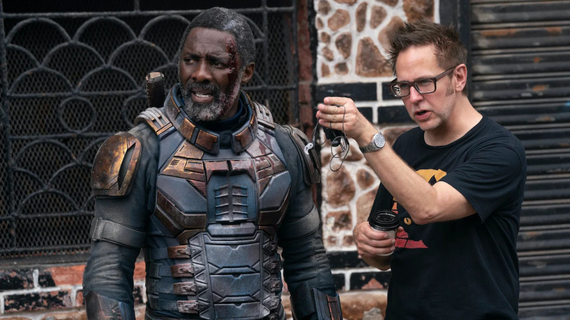   James Gunn al fianco di Idris Elba sui set di The Suicide Squad (2021).