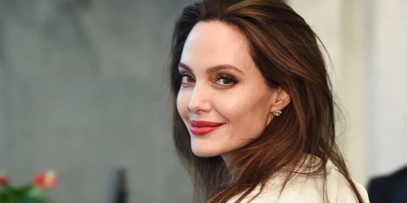 Sam Raimi „Žmogus-voras 4“ sukūrė originalų piktadarį, vadinamą „Vultress“, kad filme galėtų dalyvauti Angelina Jolie