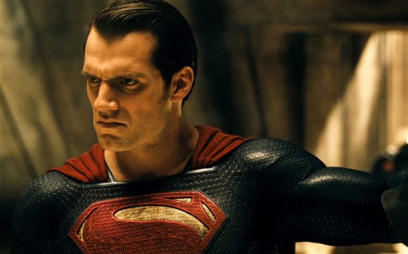   Henry Cavill als Superman in de DCU.