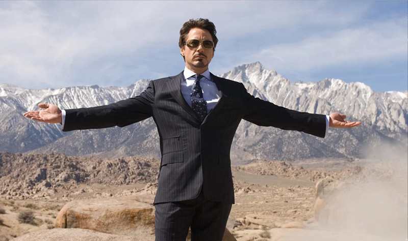   Robert Downey Jr. dans et comme Iron Man (2008).