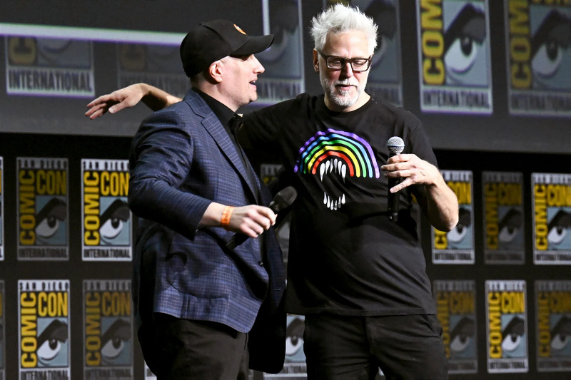   ประธาน Marvel Studios Kevin Feige และ James Gunn พูดบนเวทีระหว่างการอภิปรายของ Marvel Studios ในงาน San Diego Comic-Con International ปี 2022