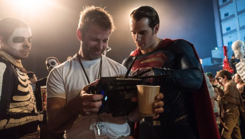   Zack Snyder kuvauksissa Henry Cavillin kanssa