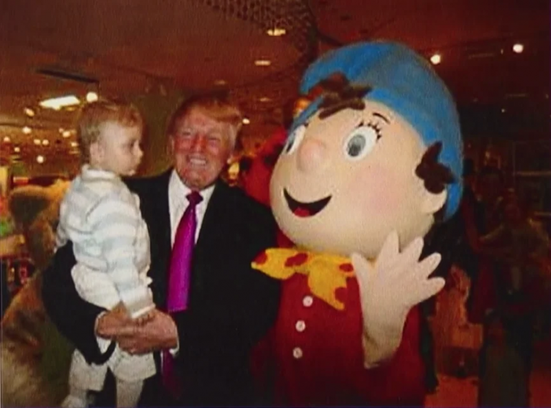   Donald Trump und Aubrey Plaza (im Kostüm)