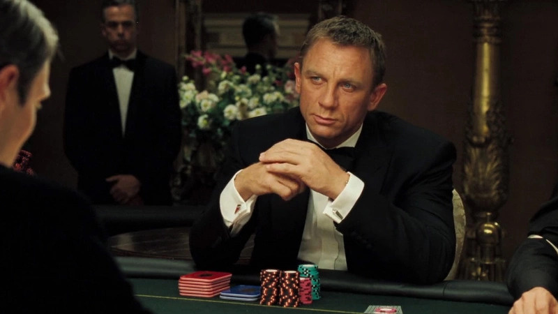   カジノ・ロワイヤル (2006) で 007 を演じるダニエル・クレイグ