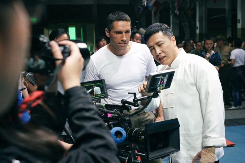   Donnie Yen og Scott Adkins på optagelserne til Ip Man 4