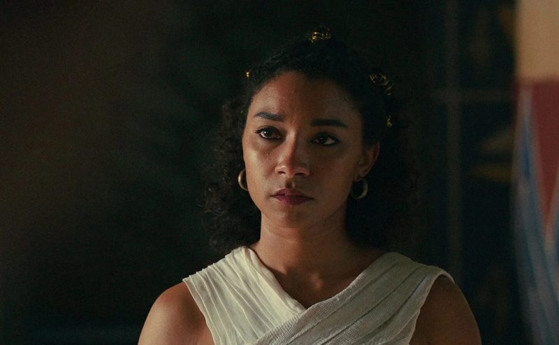   Adele James ako kráľovná Kleopatra v dokumentárnych seriáloch Netflix