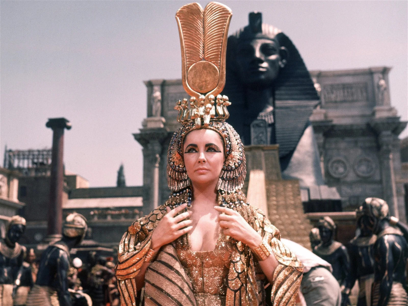   Элизабет Тейлор играет Клеопатру в знаменитом голливудском фильме.