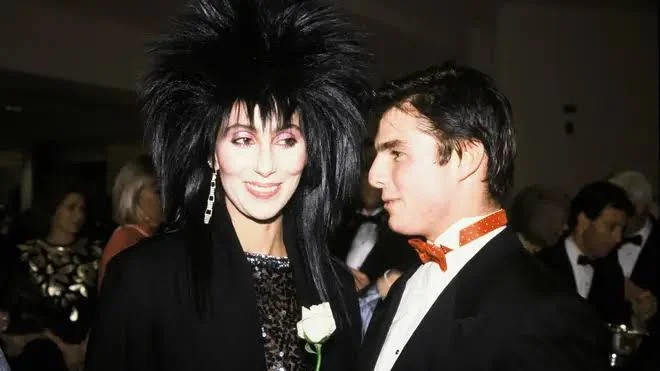 „Tom und ich sind beide Legastheniker“: Tom Cruise datete Cher trotz großen Altersunterschieds, nachdem er sich bei einer Zeremonie im Weißen Haus wegen gemeinsamer Probleme näherkam