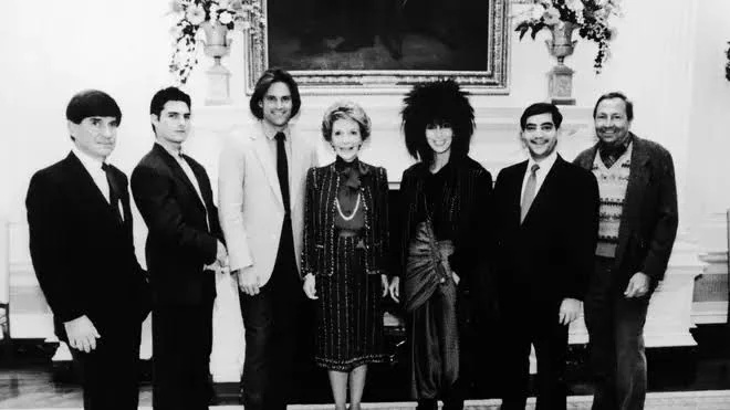   Cher com Tom Cruise e o grupo de disléxicos na Casa Branca