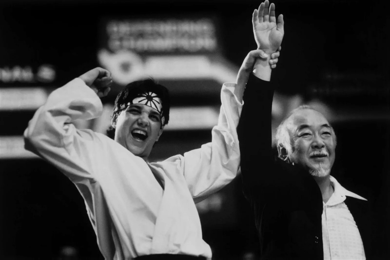 „Es ist die Fähigkeit, im Handumdrehen ein- und auszusteigen“: The Karate Kid-Star Ralph Macchio behauptet, dass Cobra Kais Hawk-Darsteller ihn an Mr. Miyagi erinnere