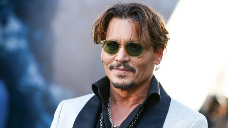 La idea de Johnny Depp de ser sigiloso para escapar de la atención de los fanáticos es aparecer en un helicóptero