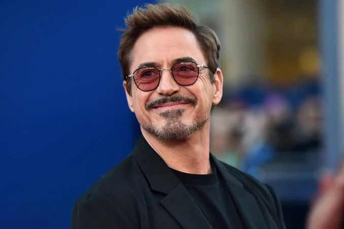 Robert Downey Jr. redde vrouwelijke verslaggever van mogelijk weggegooid te worden door Scarlett Johansson na haar vraag over het dieet van Black Widow