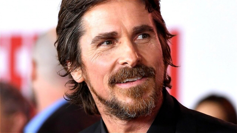 Christian Bale enthüllt, dass zwei Hauptcharaktere aus Thor herausgeschnitten wurden: Love and Thunder