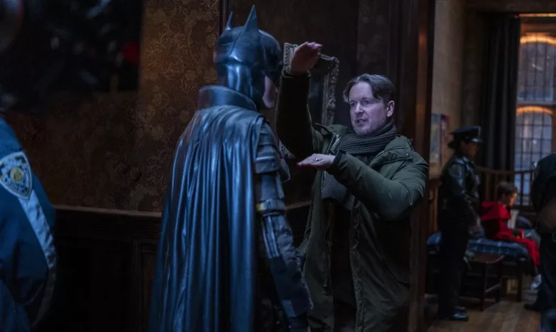   Regizorul Matt Reeves și Robert Pattinson pe platourile de filmare ale lui Batman