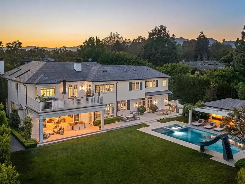 Ben Affleck verkauft die Bachelor-Wohnung in LA, in der er nach der Scheidung von Jennifer Garner lebte. Jennifer Lopez und Affleck haben gerade 30 Millionen Dollar und einen wahnsinnigen Gewinn von 11 Millionen Dollar gemacht
