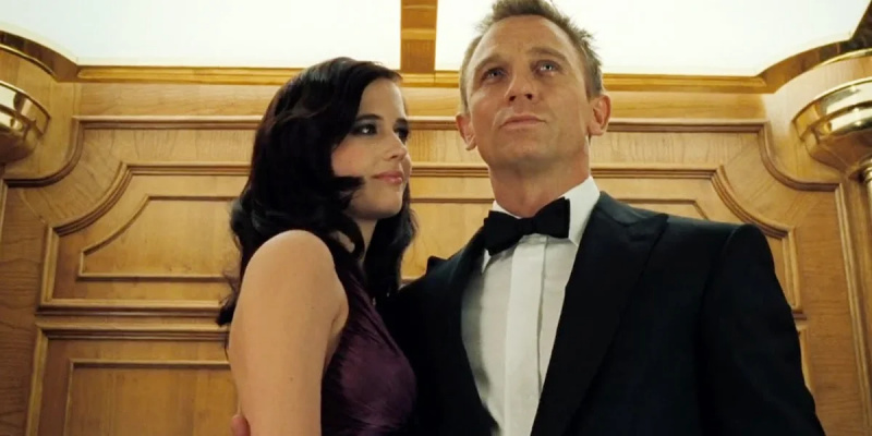 'De ville have mig til at klæde mig ned til mine trusser': Daniel Craig var imod filmskabernes ønske om at klæde sig Bond-pigen af ​​i sin James Bond-film på 594 millioner dollars