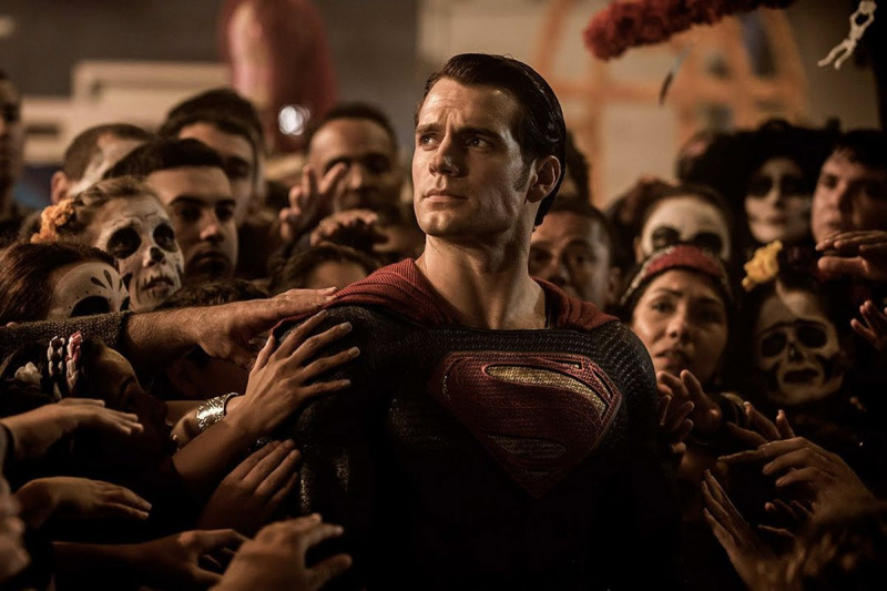   Henry Cavill dans le rôle de Superman dans Batman Vs. Superman : L'aube de la justice (2016).