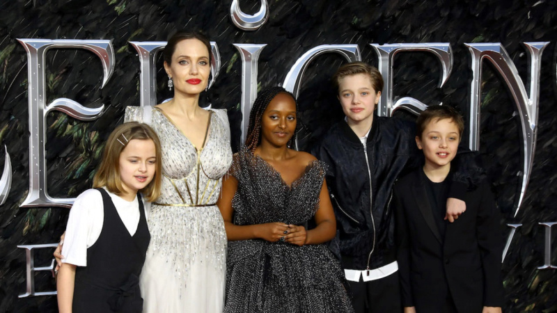 „Pitt schenkte Jolie Bier ein … packte Jolie am Kopf“: Angelina Jolie und ihre Kinder waren wie versteinert, nachdem Brad Pitt sie angeblich in seinem Privatflugzeug erstickt und misshandelt hatte